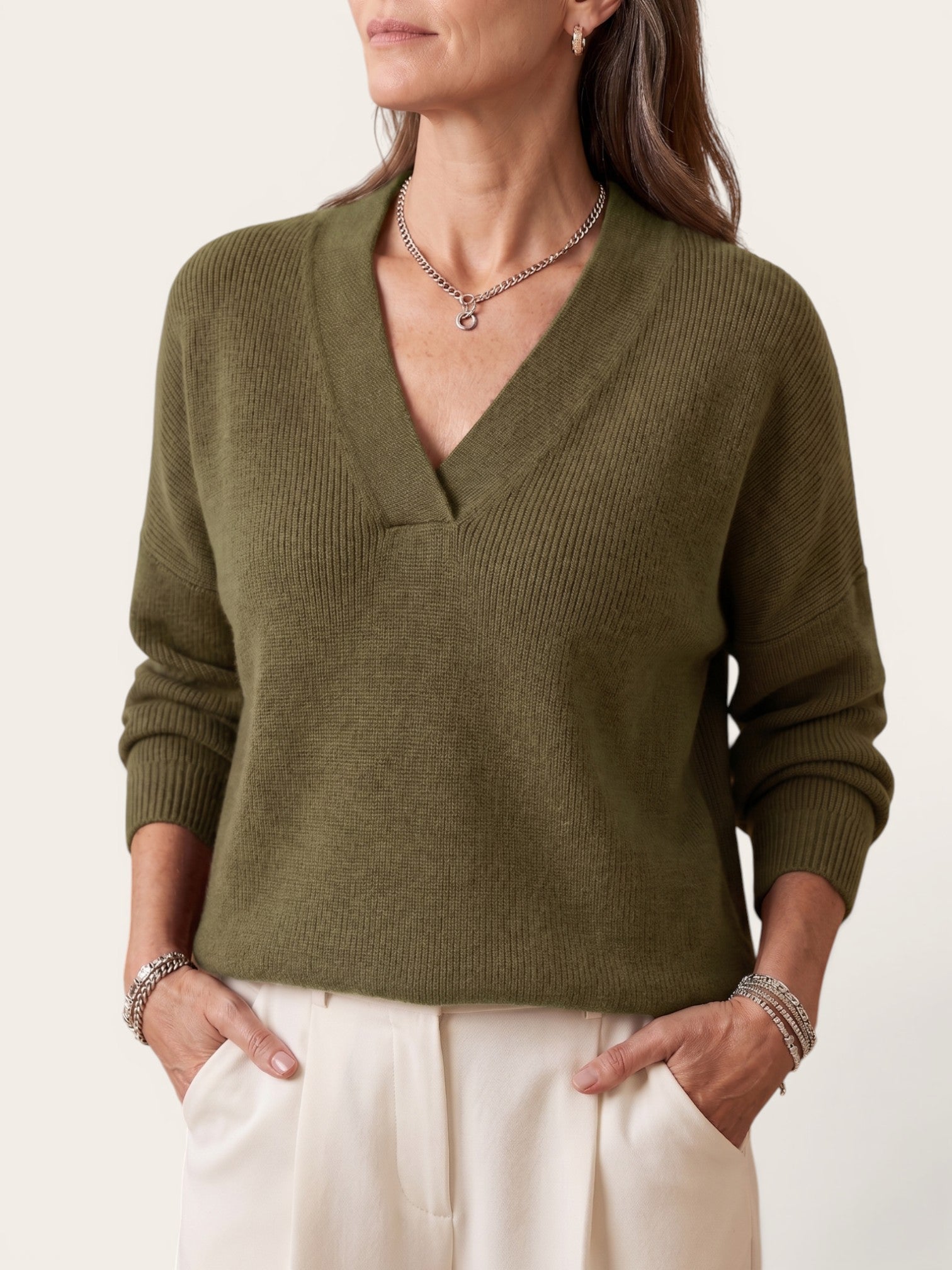 Auvie – Relaxed V-Neck Elegant Knit