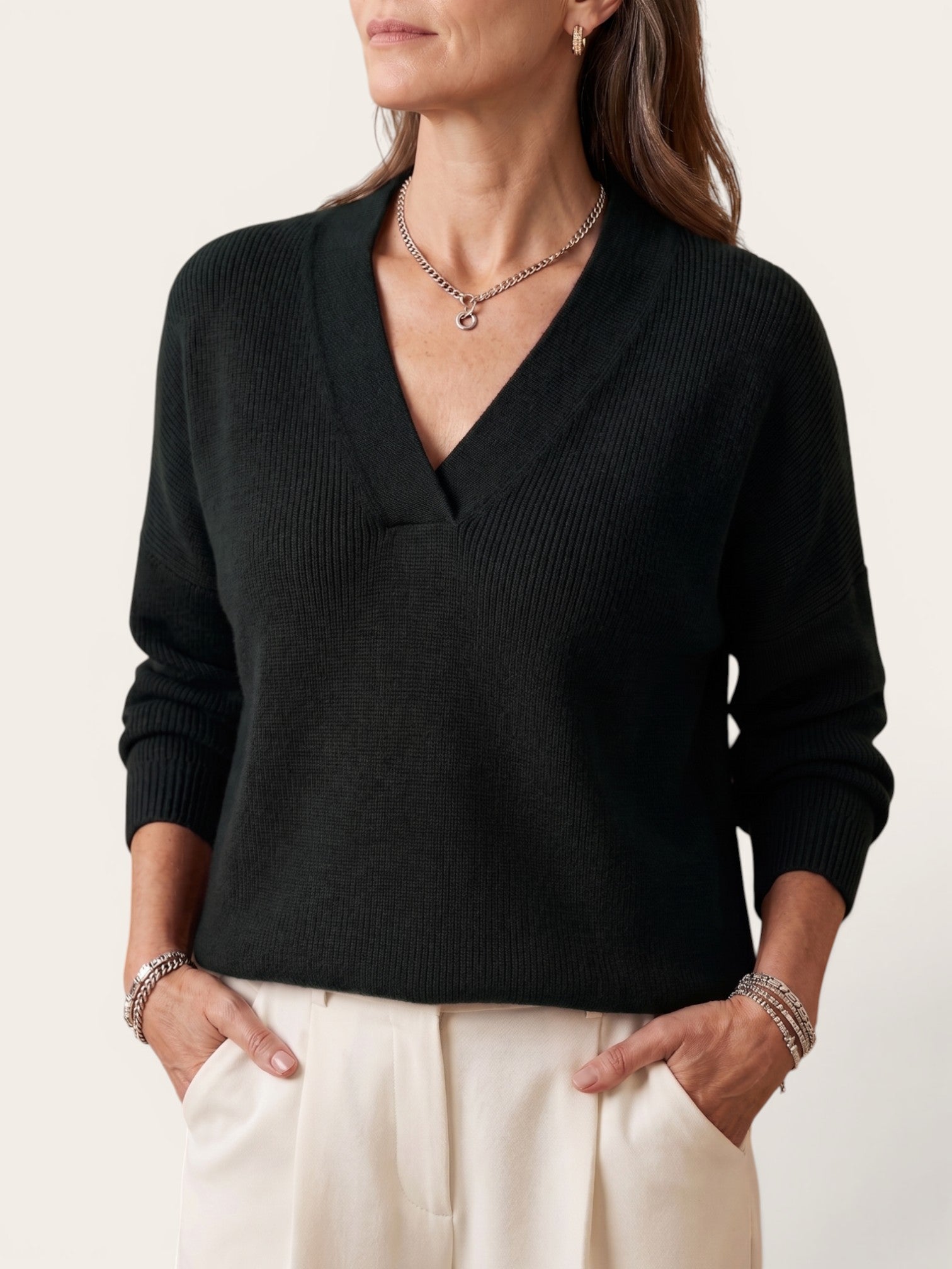 Auvie – Relaxed V-Neck Elegant Knit