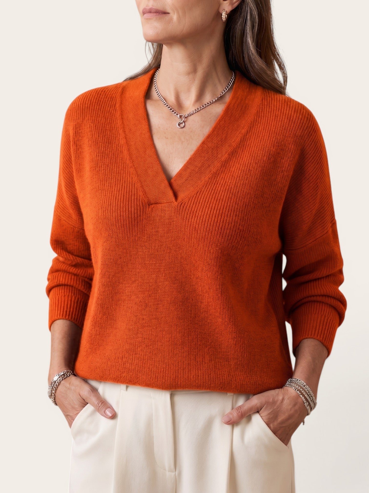 Auvie – Relaxed V-Neck Elegant Knit